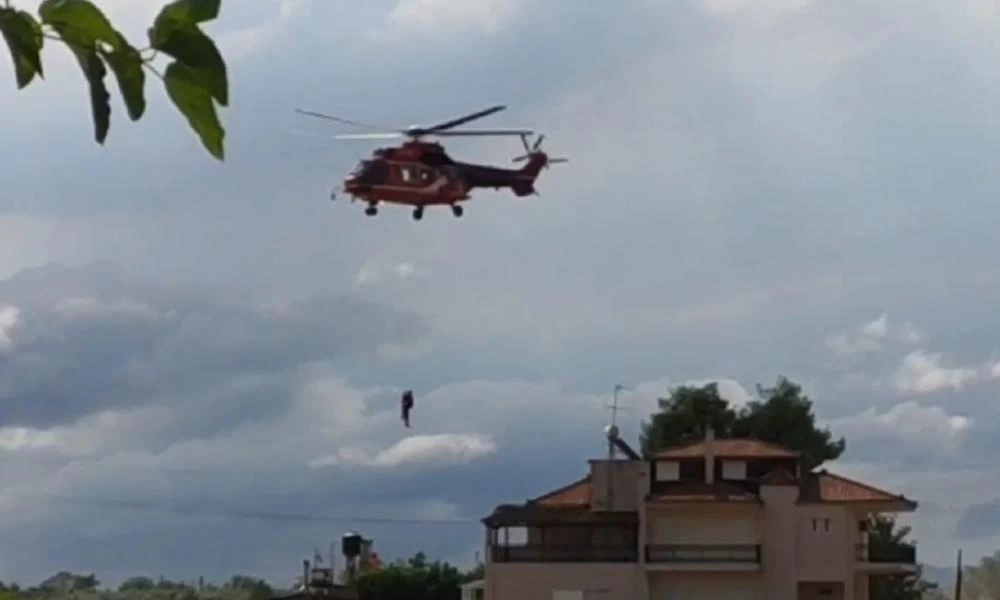 Εύβοια: H αγωνιώδης στιγμή διάσωσης εγκλωβισμένου με ελικόπτερο (Εικόνες & Βίντεο)
